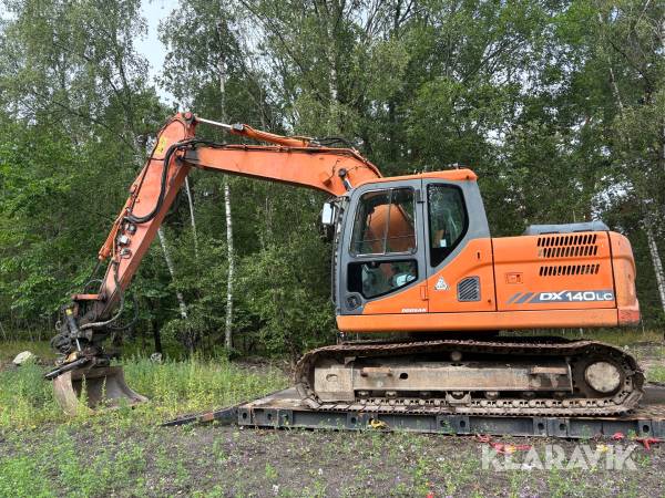 Grävmaskin Doosan DX 140LC-3 med flera redskap