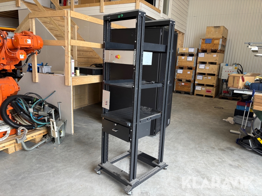 Rack 19” Toten på hjul med spänningsaggregat