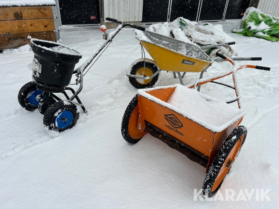 Sandspridare och skottkärra