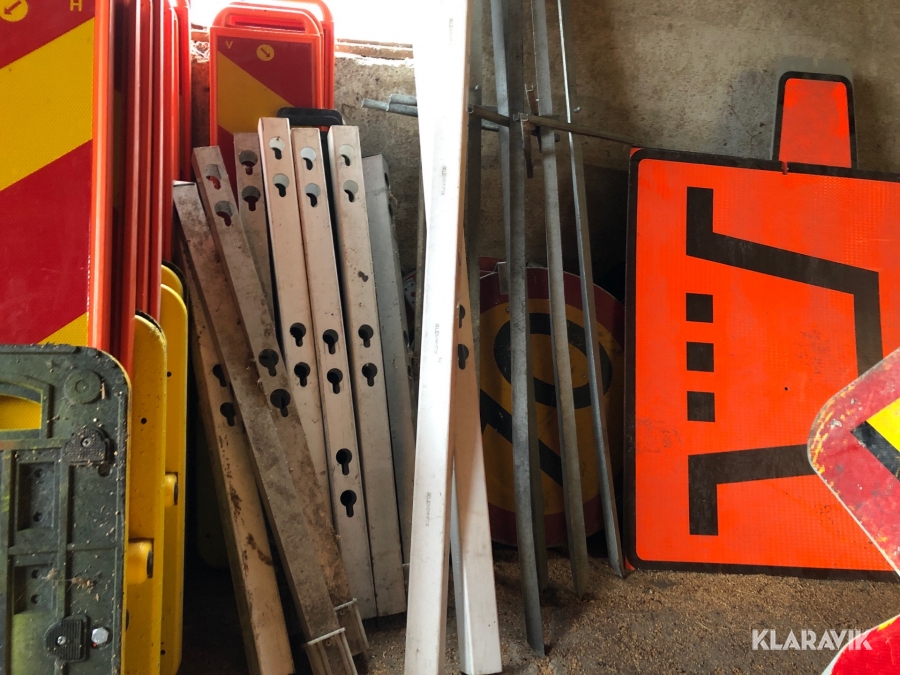 Stolpe till vägskyltar 17 st