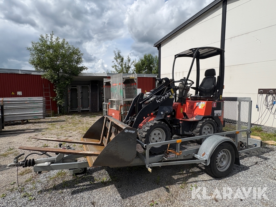 Lastmaskin Kubota RT100 med redskap och trailer