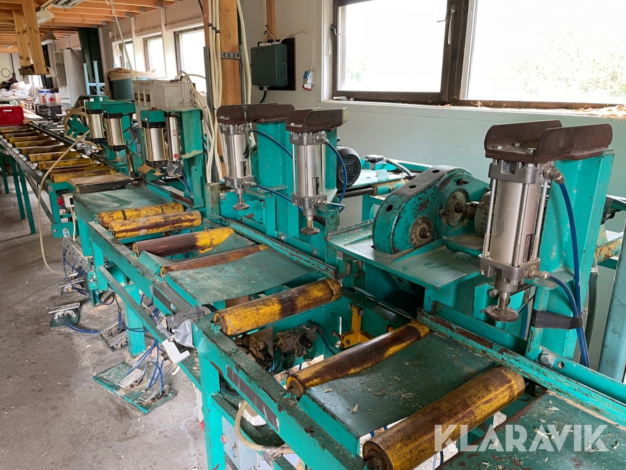 Knutmaskin för tillverkning av timmerhus  