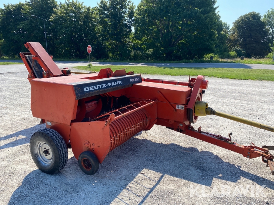 Småbalspress Deutz-Fahr HD 300 med balkastare