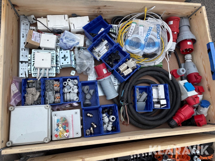 Pall med diverse elmaterial Abb / Cewe / Deltaco kontakter m.m