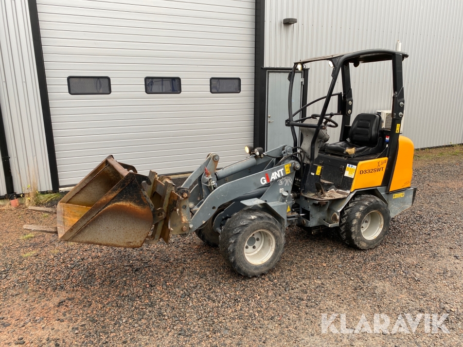 Kompaktlastare Giant D332 SWT med 3 redskap