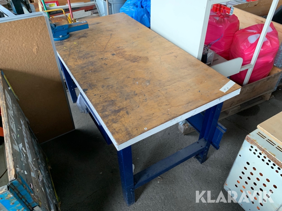 Bänk med skruvstäd  