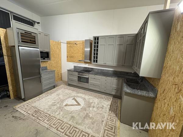 Claesson shakerkök i nyskick med vitvaror och vinkyl