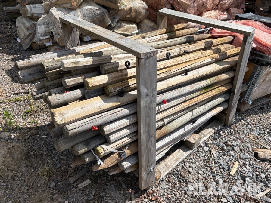 Impregnerade trästolpar/hagatolpar med isolatorer