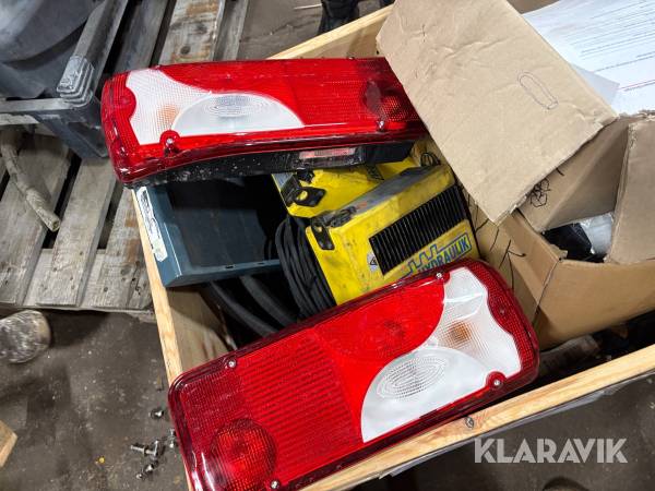 Pall med diverse tillbehör till Scania