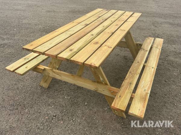 Bord med uppfällbar bänk
