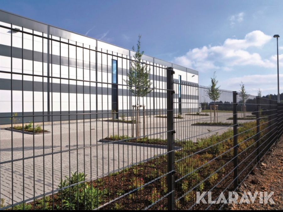 Parti med svart stängsel