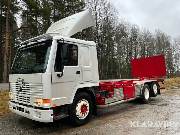 Lösflaksbil Volvo FL 12 420 6x2 med containerrede och bakgavellyft