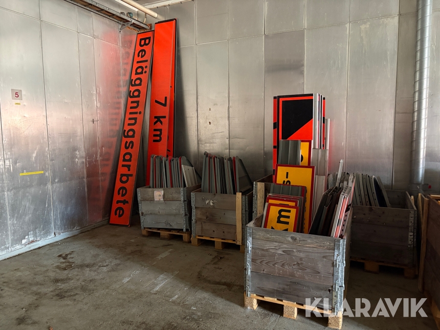 Vägskyltar aluminium ca 110st