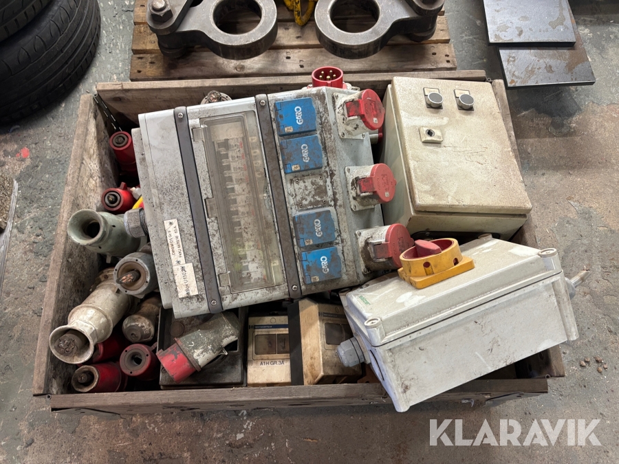 Diverse elkontakter och elcentraler 1st pall