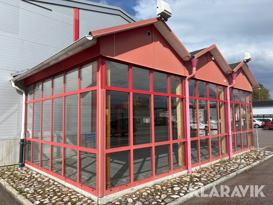 Entréparti med automatiska Besam UniSlide skjutdörrar