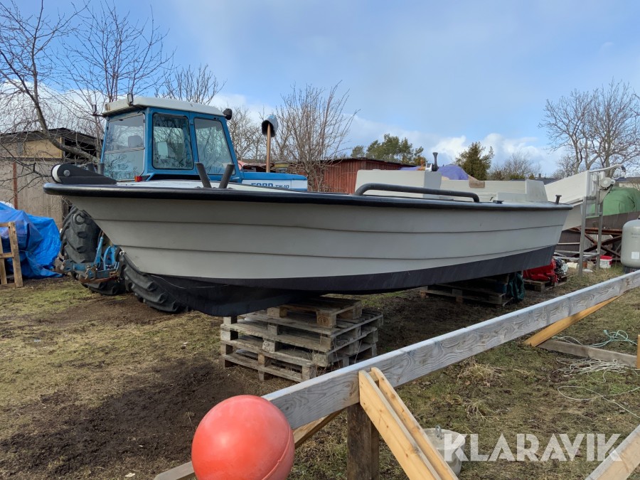 Båt Tollaren med inombordsmotor