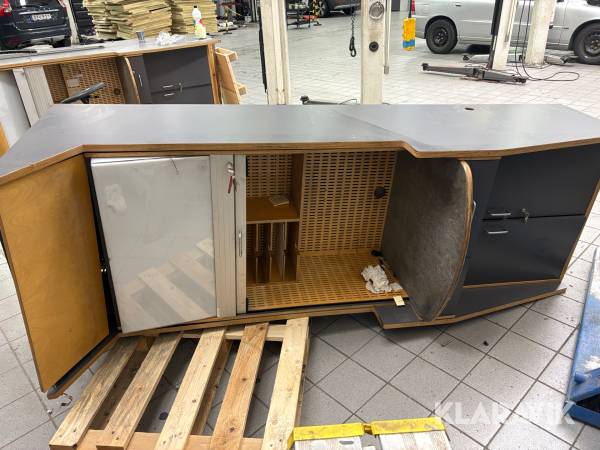 Arbetsplats / verktygsskåp (sprucken)