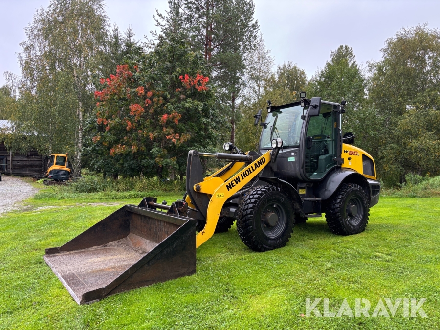 Hjullastare New Holland E80C med sandspridare/ vikplog/ gafflar/ skopa, mm