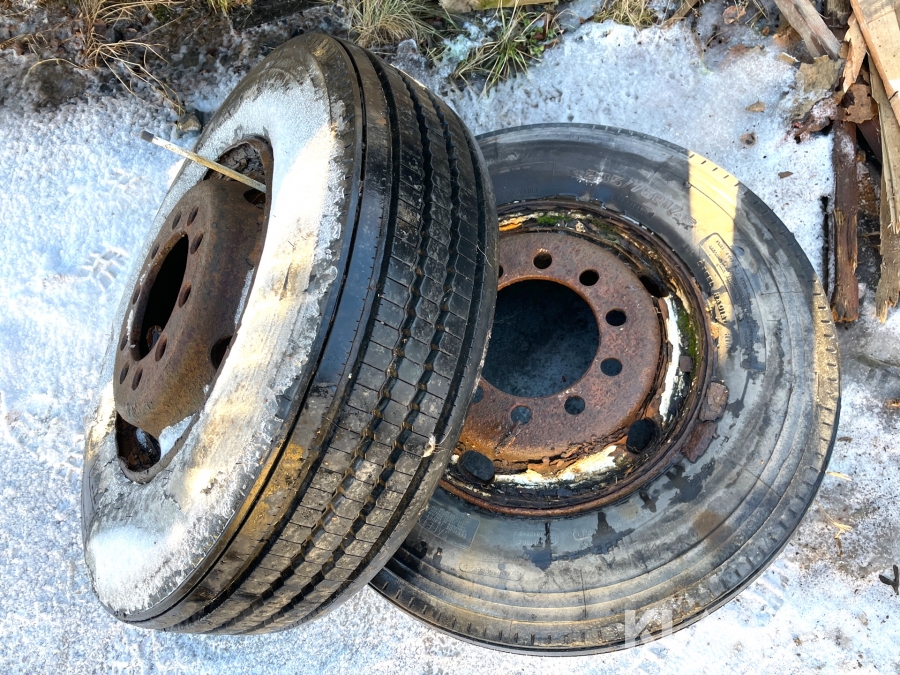 Däck till lastbil  235/75R 17.5 2 st