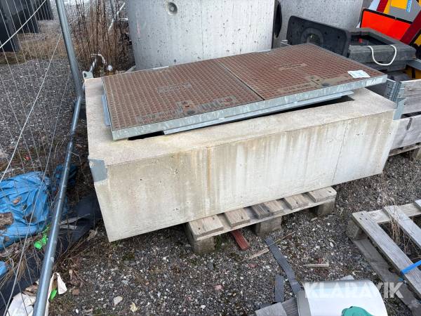 Betongbrunn med lock