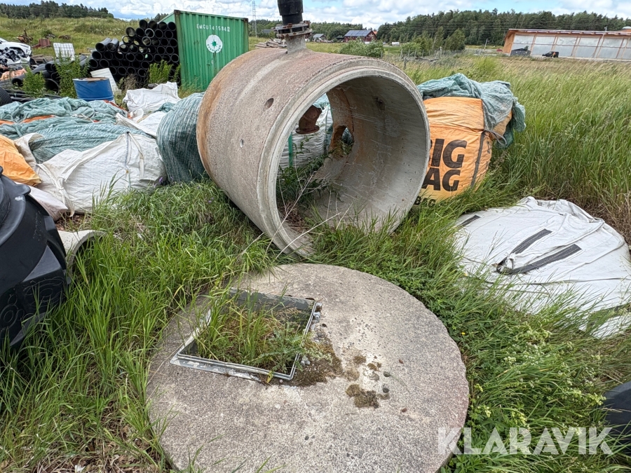 Betongbrunn med lock