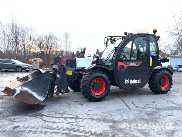 Teleskoplastare Bobcat TL25.60RB med skopa och gafflar