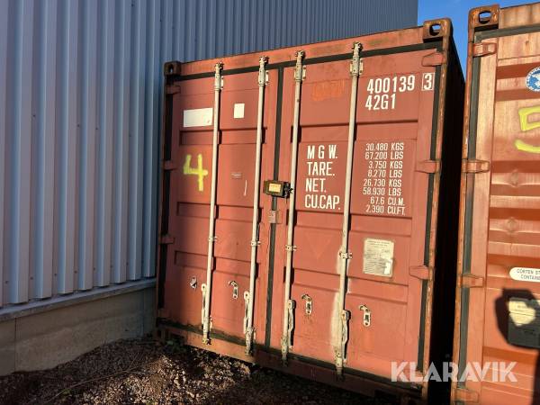 Container 40 fot med däckförvaringshyllor