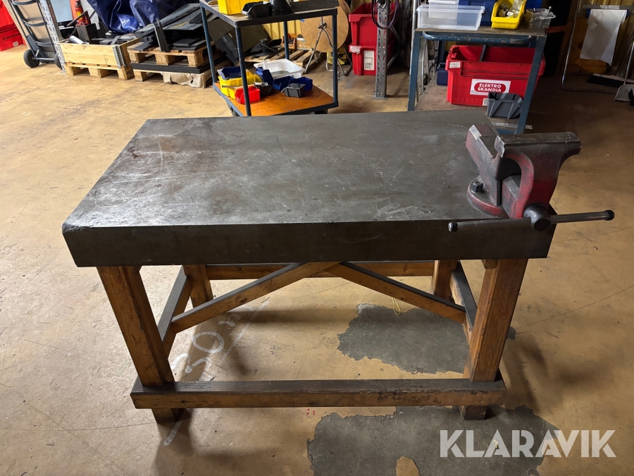 Svetsbänk med skruvstäd