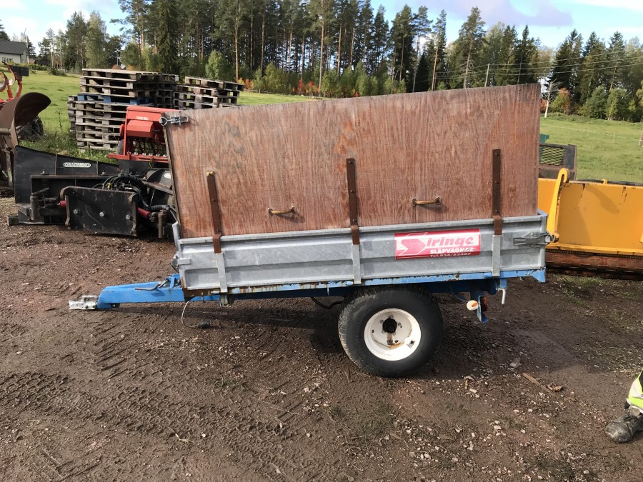 Släpvagn med hydraulisk tipp