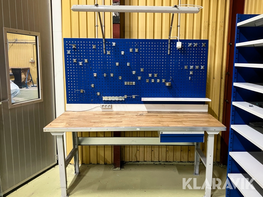 Justerbar arbetsbänk i ekparkett med verktygstavla, utdragbar låda, lysrörsarmatur AJ-produkter Solid, Direct