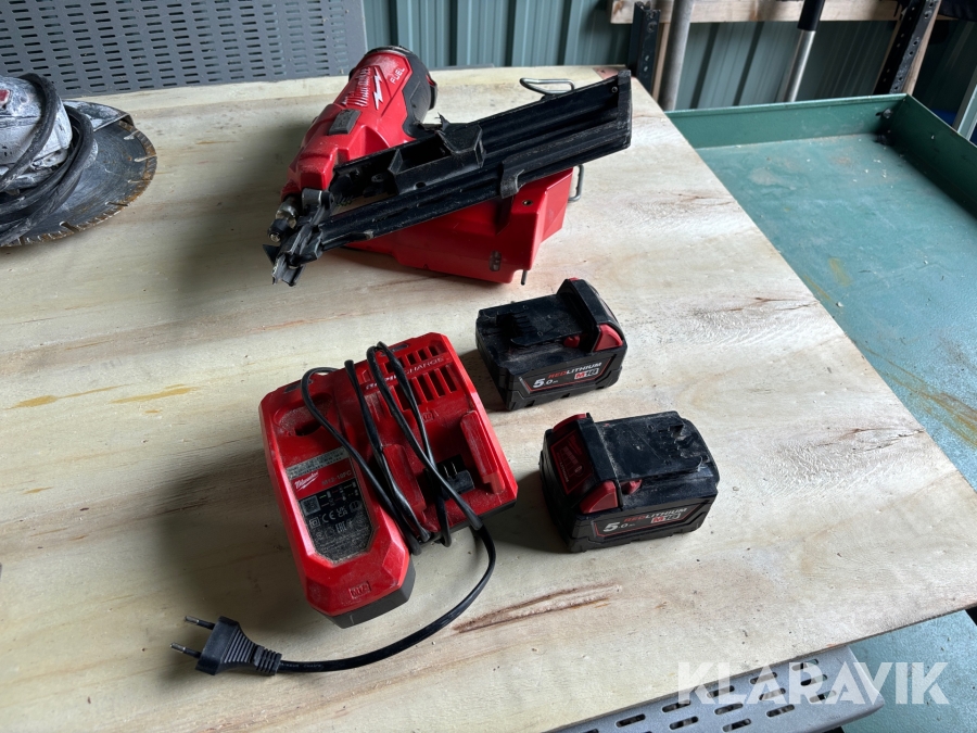 Spikpistol Milwaukee M18 FFN med 2 batterier och laddare