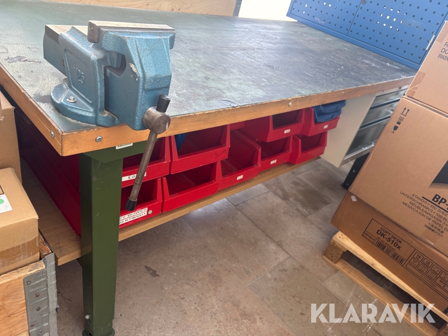 Rejäl verktygsbänk med skruvstäd