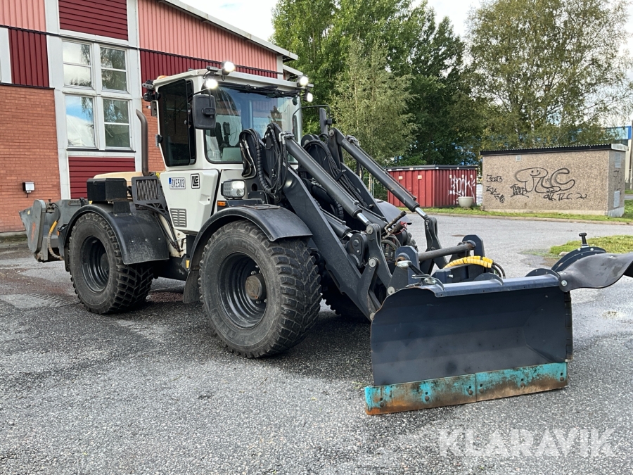 Hjullastare Lundberg 8240 med vikplog och sandspridare