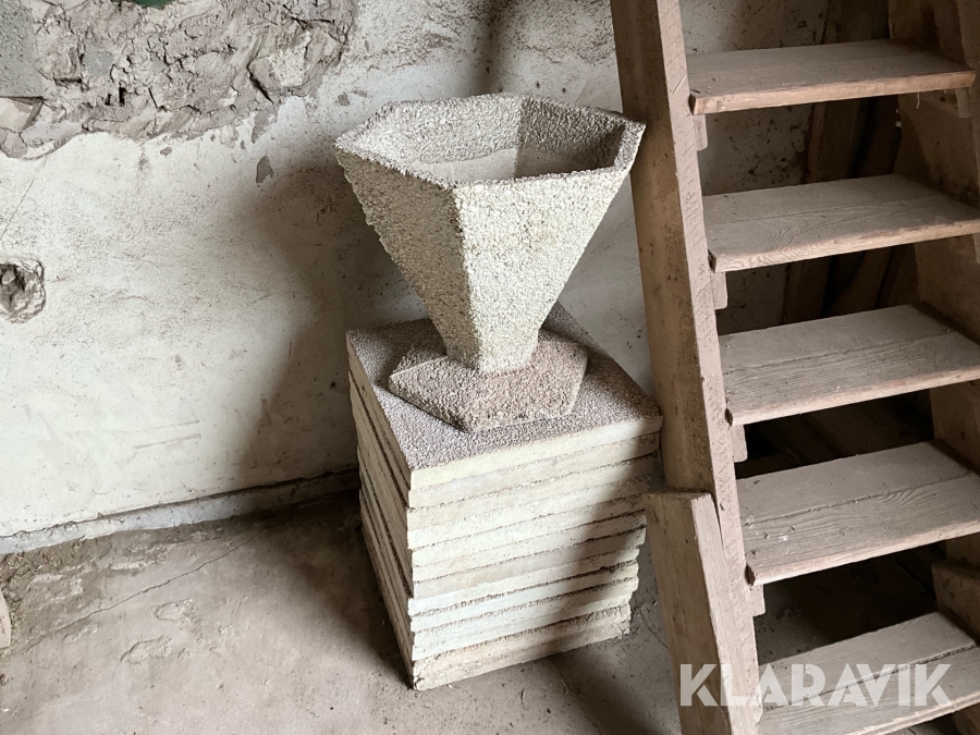 Trädgårdsplattor och urna