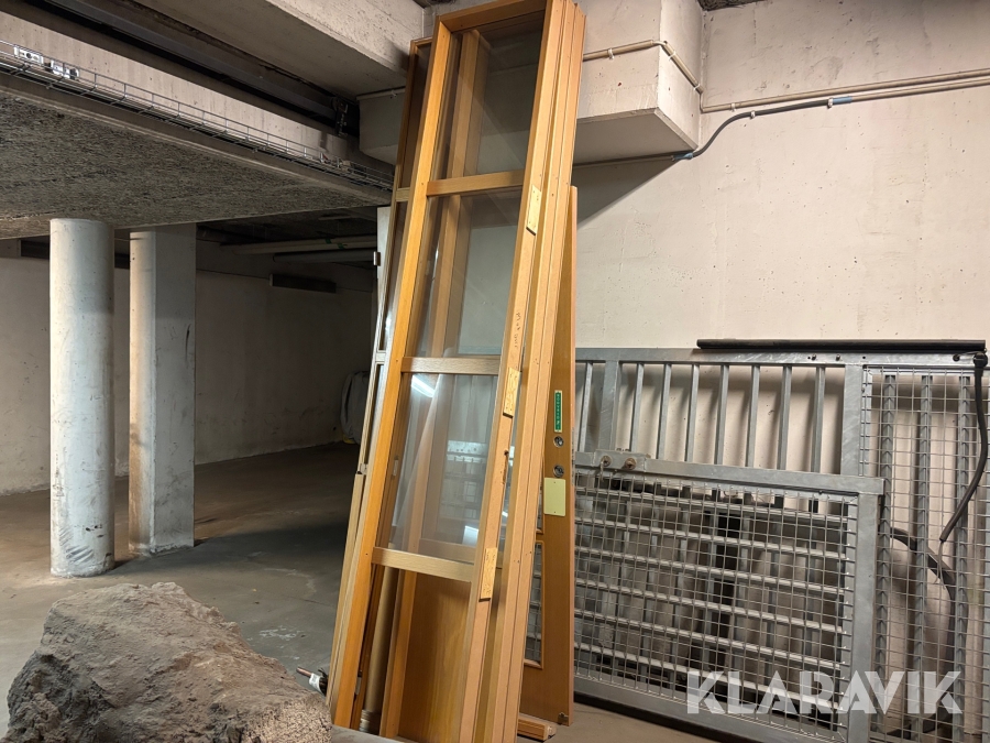 Innerdörr med sidoglas En dörr och tre glasdelar