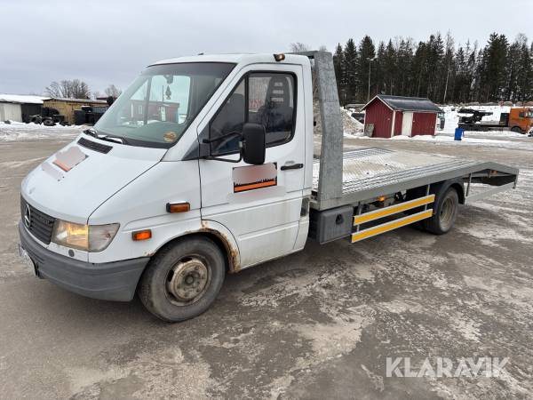 Biltransport Mercedes-Benz 412 D med ramper och vinsch