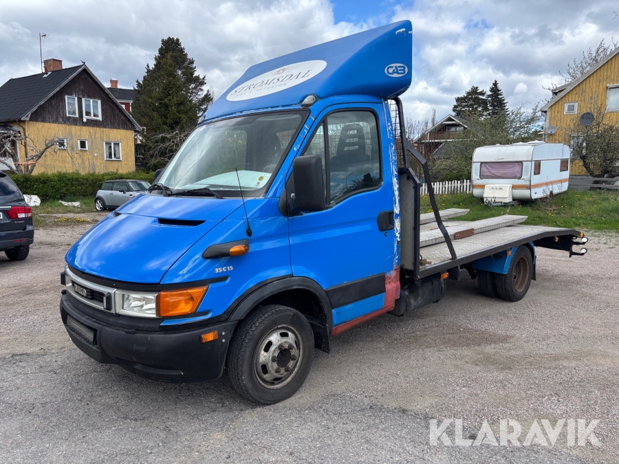 Flakbil Iveco med ramper