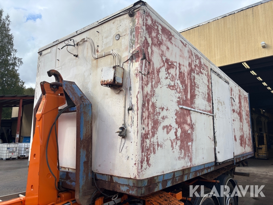 Skåp på lastväxlarram AB Plastkarosser med bakgavellyft