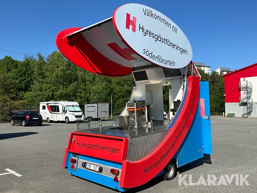 Eventvagn med rostfria bänkar, skärmar i tak, kylskåp, elverk mm