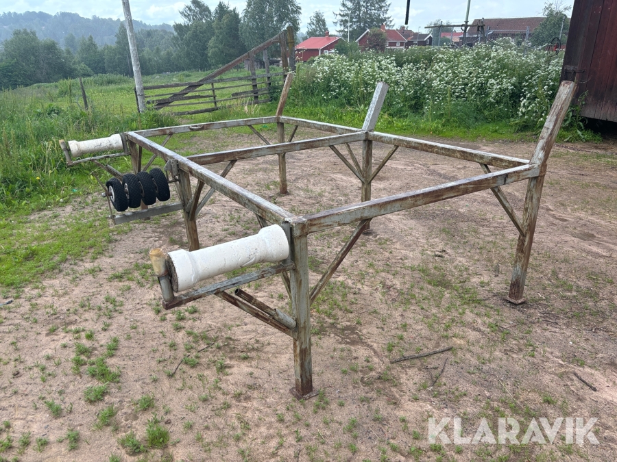 Avlastningsbrygga för vedklyv