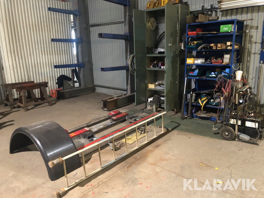 Fordonsutrustning, olja, rostfria skåp m.m.