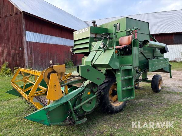 Skördetröska Volvo BM Aktiv 800 med 8 fots skärbord