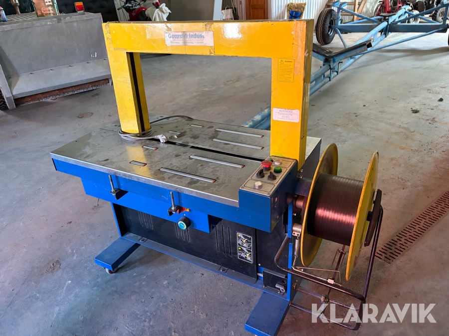 Tidningsbuntsmaskin med band