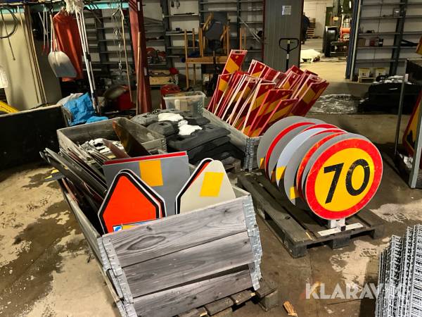 Parti med vägarbetsskyltar