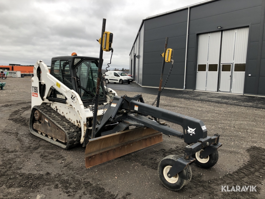 Bandlastare Bobcat T190 med en mängd redskap