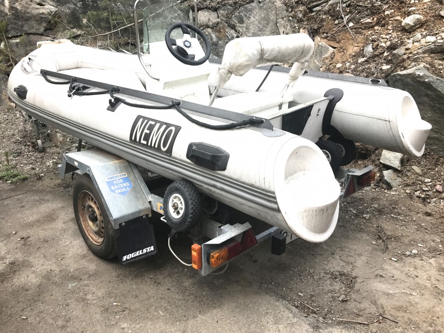 Ribbåt med båtkärra