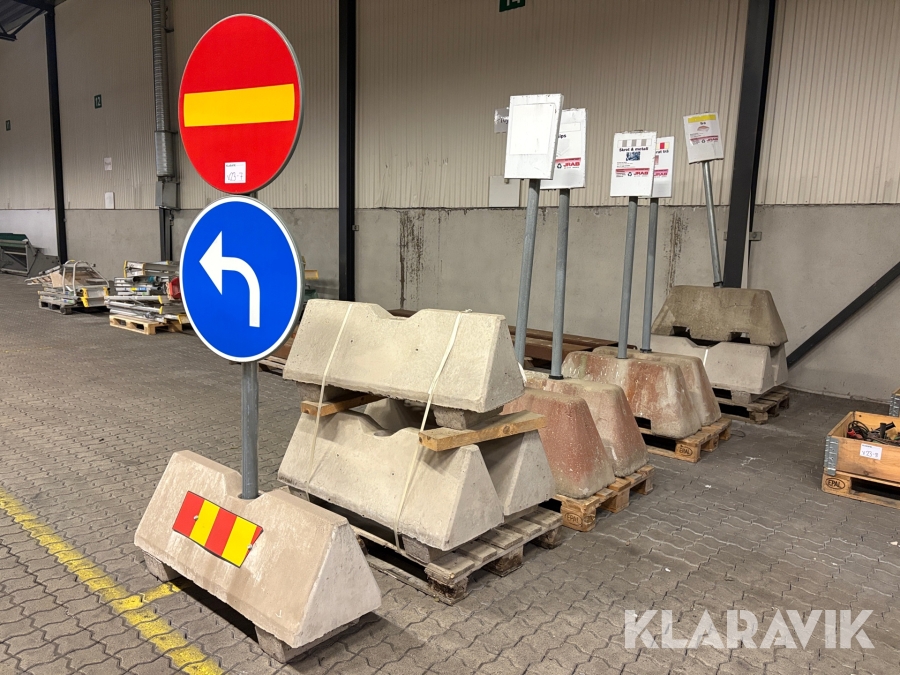 Stolpfundament med stolp och skyltar 11 st varav 6 st med stolpar