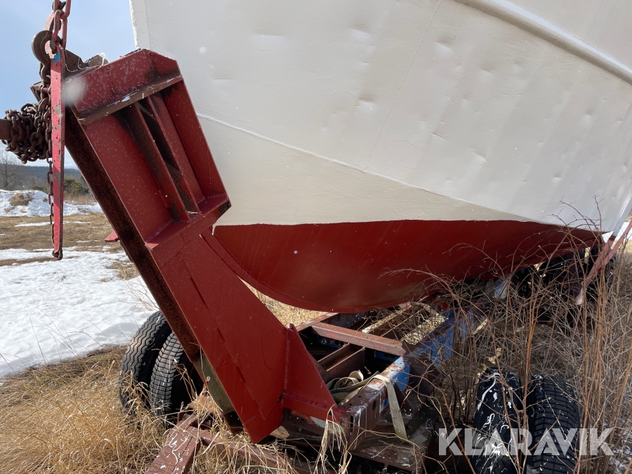 Båt med båttrailer