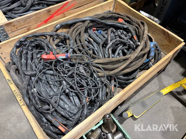 Parti med diverse kablar och slangpaket