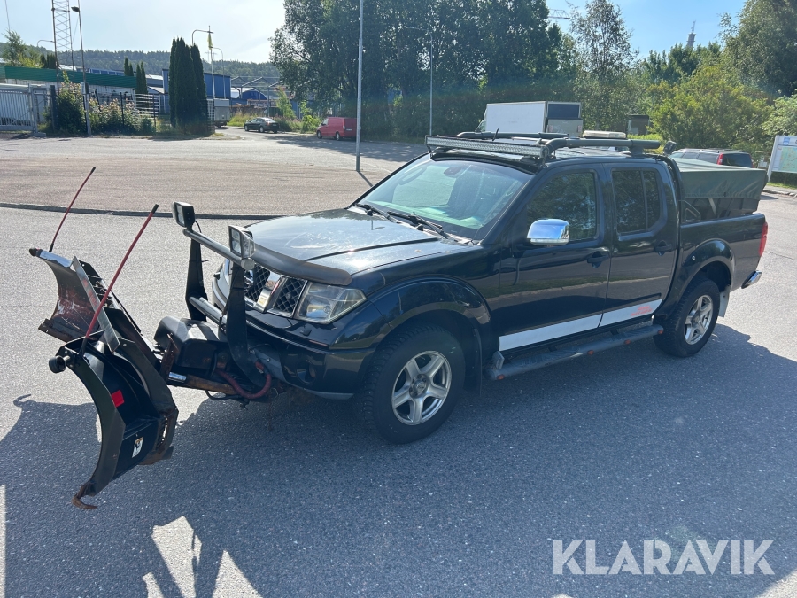 Pickup Nissan Navara dubbelhytt 2,5 dCi 4x4 med plog och spridare